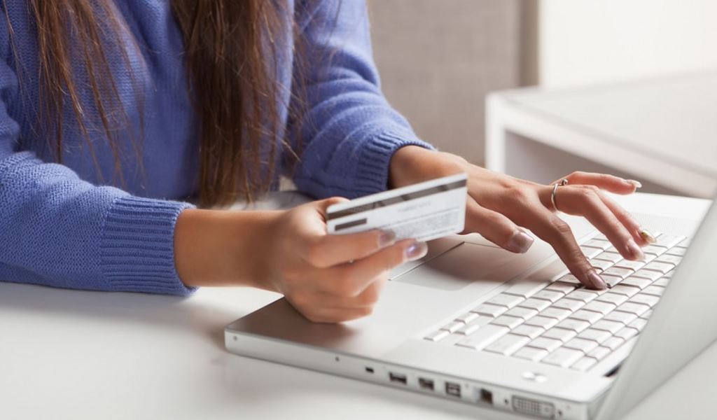 Quy trình xét duyệt hồ sơ và ứng dụng thẻ tín dụng FE Credit như thế nào?
